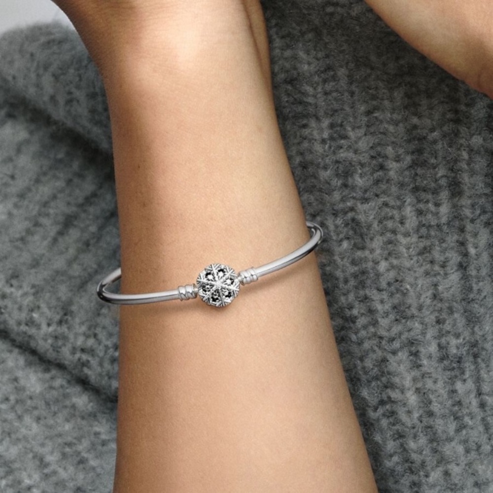 Limited Edition Pandora Moments Snowflake Clasp Bangle
Bracelet Sterling Silver